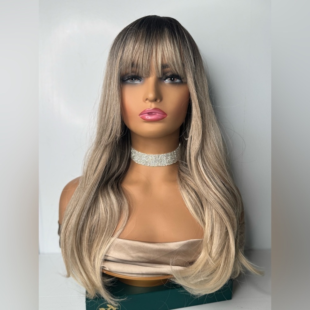 ASH BLONDE Wavy Hair style Wig with‎ bangs - Realistic appereance